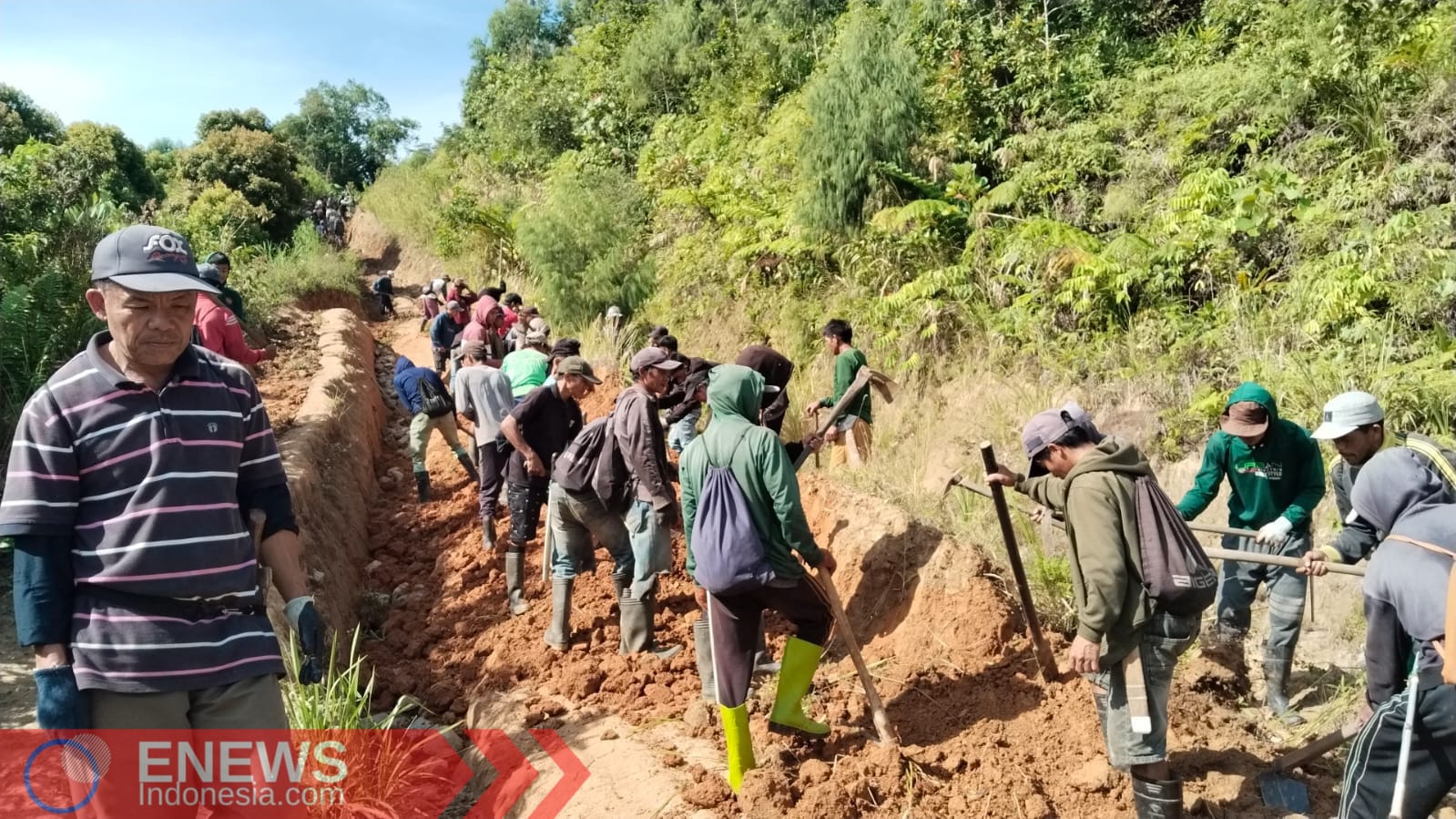 Foto: Warga dari tiga desa tersebut bersama sejumlah aliansi masyarakat menggelar kerja bakti perbaikan jalan pada Sabtu, 17 Januari 2026.