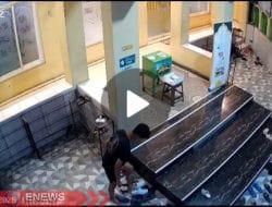 Aksi Pencuri Sandal Terekam CCTV di Masjid Al-Fatah Hertasning