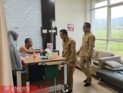 Samsul Mahmud Jenguk Ilham Borahima di RSUD Andi Depu