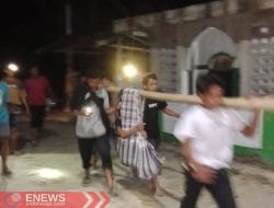 Akses Lumpuh, Warga Rattepadang Majene Kembali Tandu Pasien