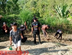 Tak Kunjung Ditangani Pemerintah, Warga Rattepadang Majene Perbaiki Jalan Sendiri