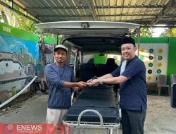 Reses di Desa Ongkoe Wajo, Arga Prasetya Ashar Serahkan Ambulans dan Lampu Jalan