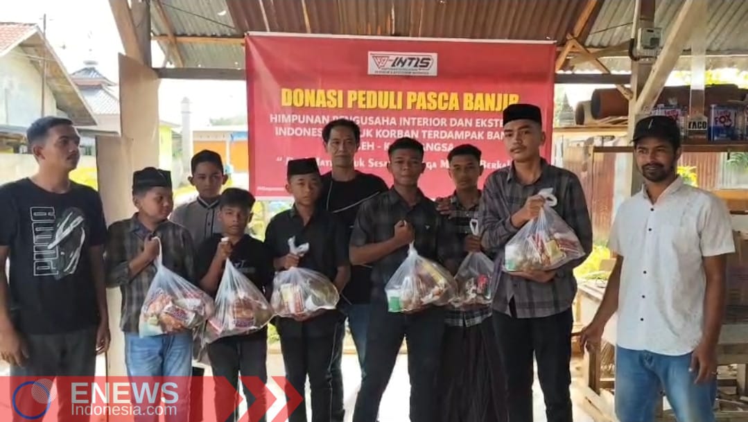 Anggota HIP INTIS Aceh saat membagikan bantuan kepada korban yang terdampak bencana.