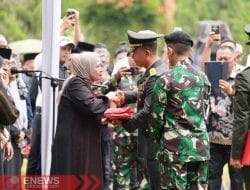 Momen Haru di TMP Kalibata, Hj. Fatmawati Salim Mengga Terima Lipatan Merah Putih