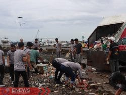 Sat Intelkam Polres Pelabuhan Makassar Gelar Aksi Bersih-bersih di Pelabuhan Paotere
