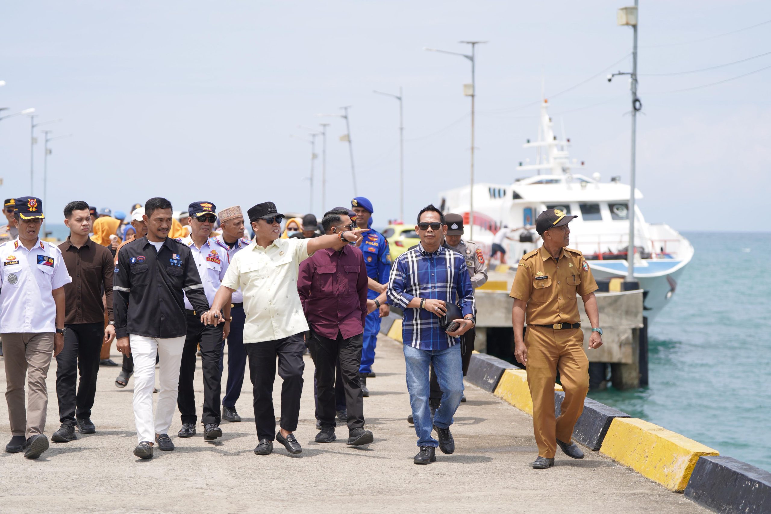 Bupati Wajo Andi Rosman bersama sejumlah pejabat daerah dan unsur terkait meninjau kesiapan pemberangkatan pemudik di Pelabuhan Bangsalae, Siwa, Kecamatan Pitumpanua, Kabupaten Wajo, Sabtu (14/3/2026), dalam program Mudik Aman Berbagi Harapan menuju Pelabuhan Tobaku, Sulawesi Tenggara.