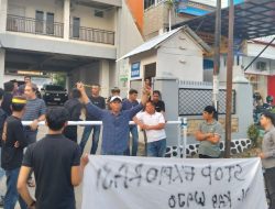 Aksi Tolak Survei Seismik, Massa Segel Kantor PT GSI di Wajo