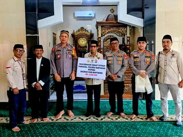 Wakapolres Bantaeng bersama jajaran dan perwakilan Baznas Kabupaten Bantaeng berfoto usai penyerahan zakat fitrah personel Polres Bantaeng di Masjid Kurnia Ilahi Mapolres Bantaeng, Selasa (17/3/2026).