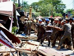 Pemkot Makassar Tertibkan 20 Lapak PKL di Ujung Tanah