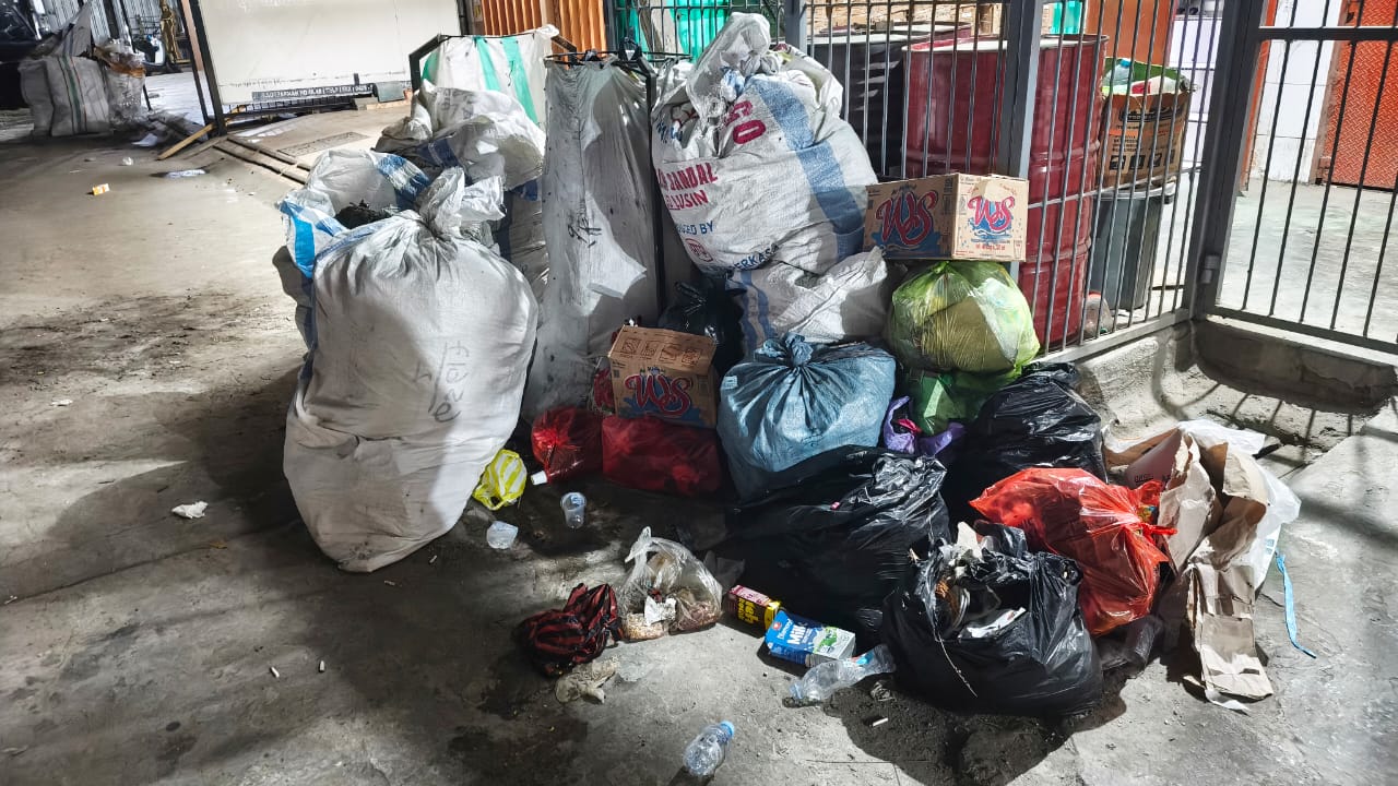 Ketgam: Tumpukan sampah terlihat menggunung di area Pasar Wonomulyo, Jalan Suparman, Polewali Mandar, Sabtu (28/3/2026) malam, diduga belum diangkut sejak Ramadan hingga usai Idulfitri. (*)