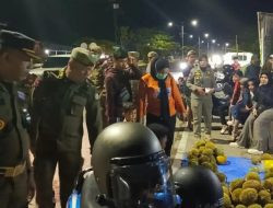 Satpol PP Tertibkan Pedagang Buah di Arteri Mamuju, Bahu Jalan Picu Macet