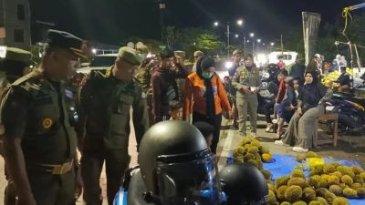 Satpol PP Tertibkan Pedagang Buah di Arteri Mamuju, Bahu Jalan Picu Macet