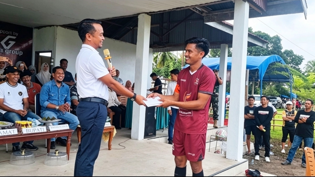 Foto: Bupati Bone menyerahkan dana pribadi Rp10 juta kepada Ketua Panitia Penyelenggara Ilologading Cup 2026 di desa Bune untuk menyukseskan acara tersebut. (Dok. ENews)