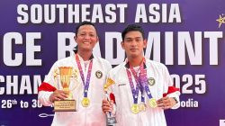Putra Bone Sulsel (AKP Afandi Dwi Takdir (kiri, pakai jaket) dengan Putra Maros Sulsel (Bripda Muh. Asqar Harianto) yang ikut bertanding pada ajang Southeast Asia Police Badminton Championship 2026 yang berlangsung di Phnom Penh, Kamboja. (File ENews)