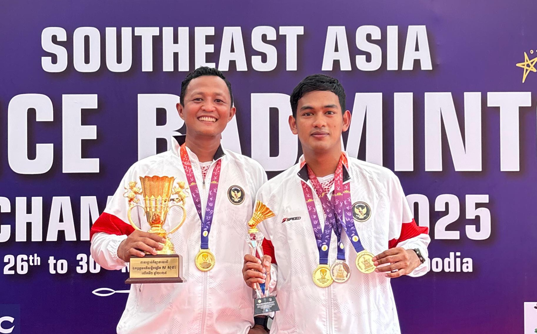 Putra Bone Sulsel (AKP Afandi Dwi Takdir (kiri, pakai jaket) dengan Putra Maros Sulsel (Bripda Muh. Asqar Harianto) yang ikut bertanding pada ajang Southeast Asia Police Badminton Championship 2026 yang berlangsung di Phnom Penh, Kamboja. (File ENews)
