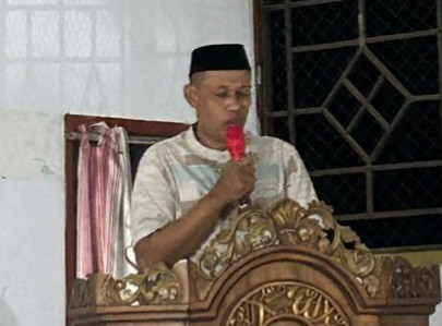 Ketgam: Salah seorang tokoh masyarakat Kecamatan Cina yang turut hadir dan berkesempatan memberikan sambutan pada kegiatan pelantikan pengurus harian FPC Kepmi Bone Kecamatan Cina Periode 2026-2027. Dalam sambutannya, ia mendukung penuh mahasiswa dalam mengawal pembangunan sumber daya manusia dan mengawasi pemerintahan di Kecamatan Cina.