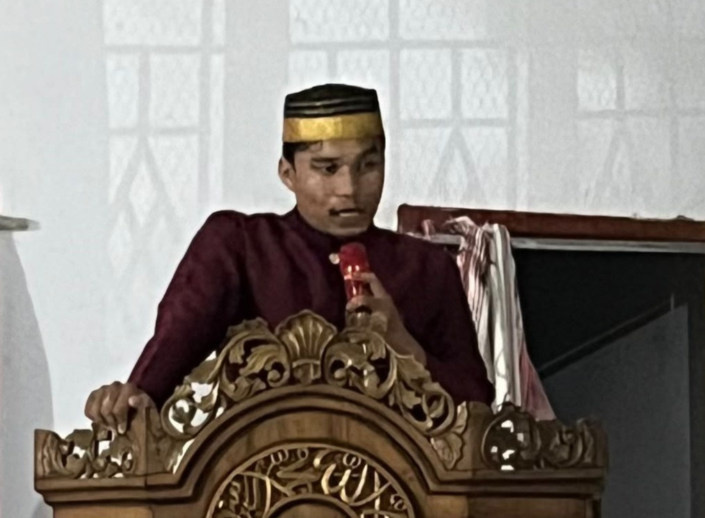 Ketgam: Ketua Umum DPC KEPMI Bone Kecamatan Cina periode 2026–2027, Rudi Arfandi, menyampaikan sambutan usai pelantikan pengurus di Aula Kantor Desa Arasoe, Kecamatan Cina, Kabupaten Bone, Sabtu (30/5/2026). Dalam sambutannya, ia menegaskan komitmen organisasi untuk memperkuat kaderisasi, kolaborasi, dan pengabdian kepada masyarakat.