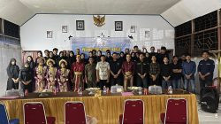 Ketgam: Sesi berfoto bersama pengurusa DPC Kepmi Bone Kecamatan Cina, Ketua DPP Kepmi Bone, unsur Tripika Kecamatan Cina, pemerintah desa dan kelurahan, tokoh masyarakat, tokoh pemuda, serta alumni KEPMI Bone Kecamatan Cina.
