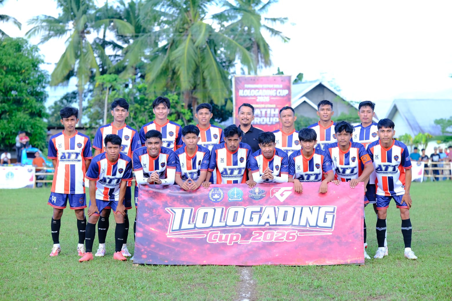 Ketgam: Skuad Pemdes Polewali FC berfoto bersama sebelum pertandingan semifinal Turnamen Ilologading Cup 2026. Tim yang diperkuat mantan pemain Sriwijaya FC, Hendrico, berhasil melaju ke final setelah menyingkirkan Bikini Bottom melalui adu penalti dengan skor 4-3 usai bermain imbang tanpa gol pada waktu normal. (Ist)