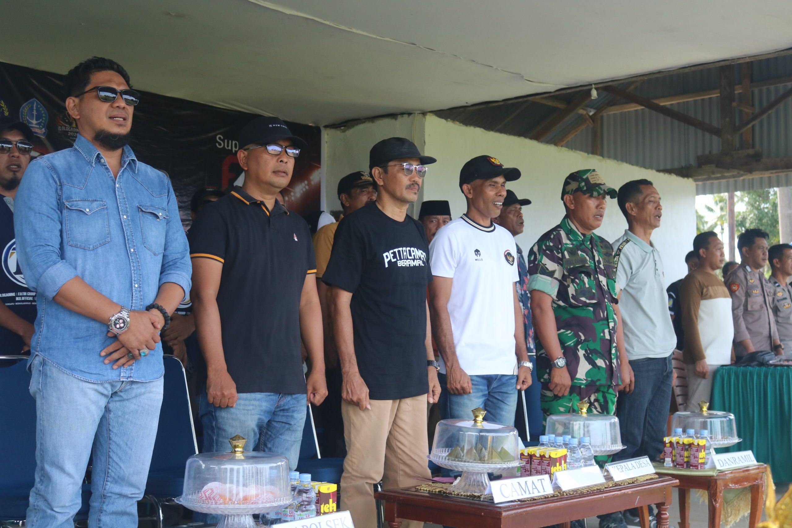 Ketgam: Camat Libureng Andi Syarifuddin (kaos hitam) bersama Sekcam Libureng, sejumlah kepala desa serta unsur TNI-Polri saat menghadiri pembukaan Turnamen Ilologading Cup 2026 di Lapangan Ilologading, Desa Bune, Kecamatan Libureng, Jumat (15/5/2026). (Dok. ENews)