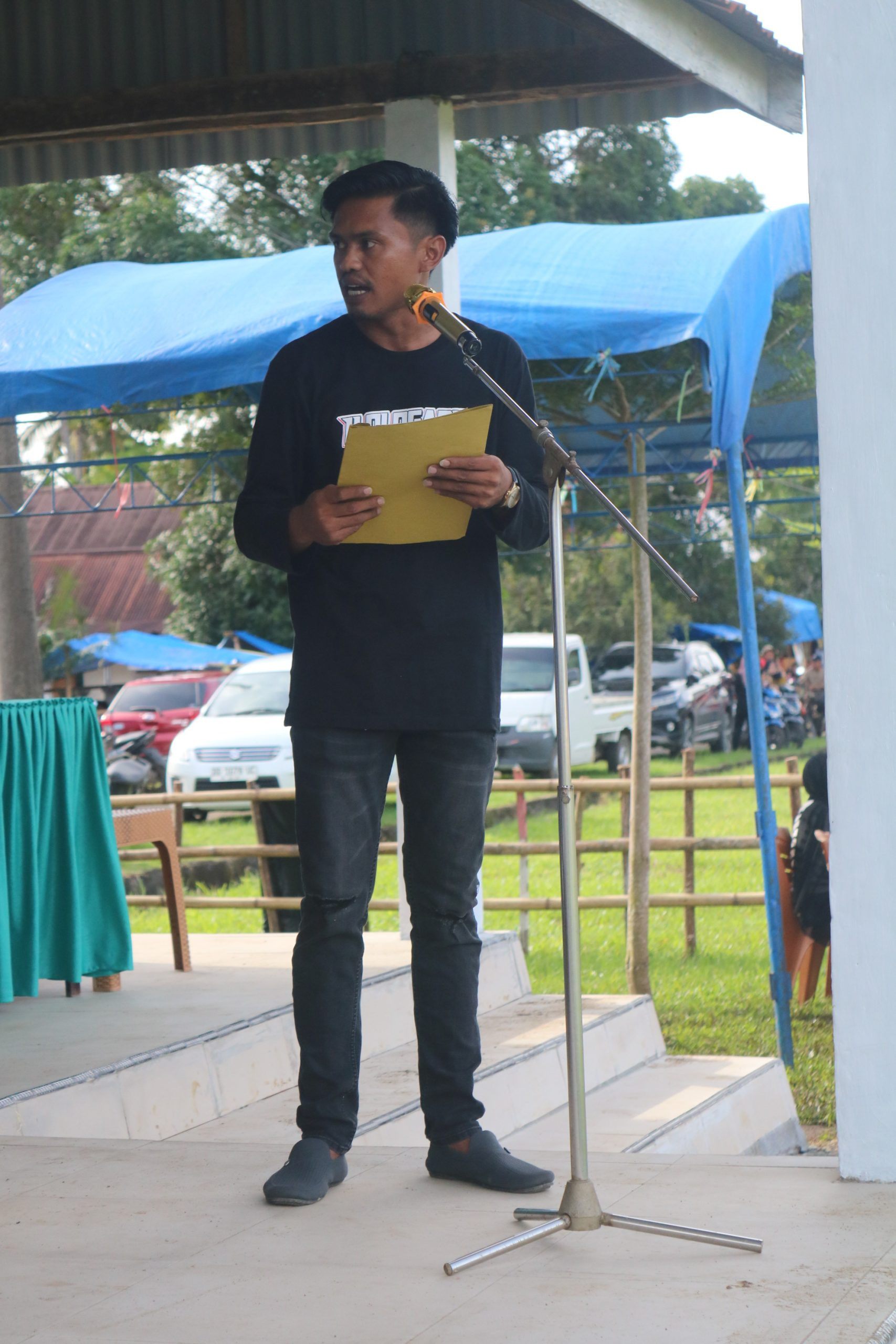 Ketgam: Ketua Panitia Ilologading Cup 2026, Asdar saat menyampaikan sambutan pada pembukaan turnamen di Lapangan Ilologading, Desa Bune, Kecamatan Libureng, Jumat (15/5/2026). (Dok. ENews)