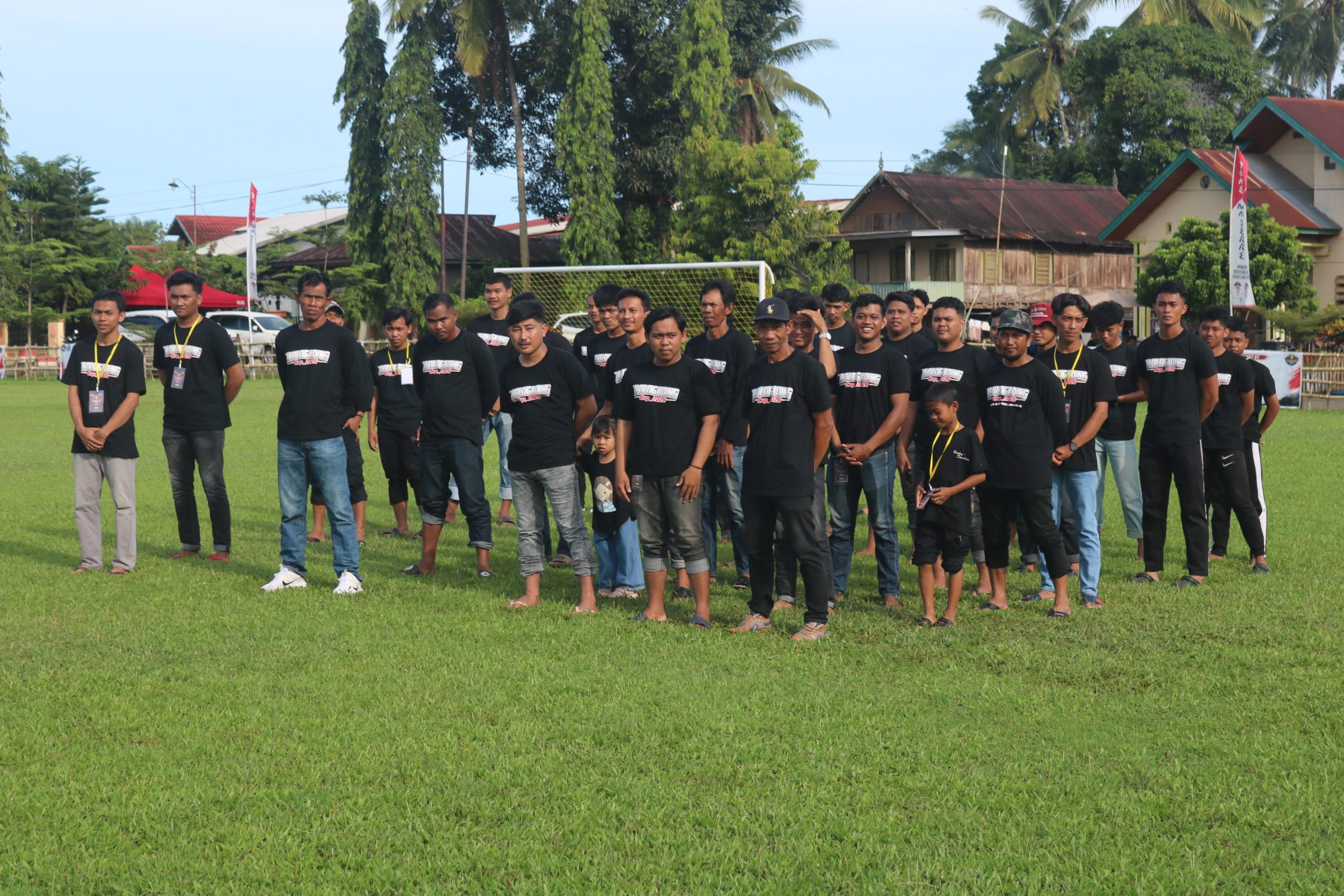 Ketgam: Panitia pelaksana Turnamen Ilologading Cup 2026 berfoto bersama di Lapangan Ilologading, Desa Bune, Kecamatan Libureng, Jumat (15/5/2026). (Dok. ENews)