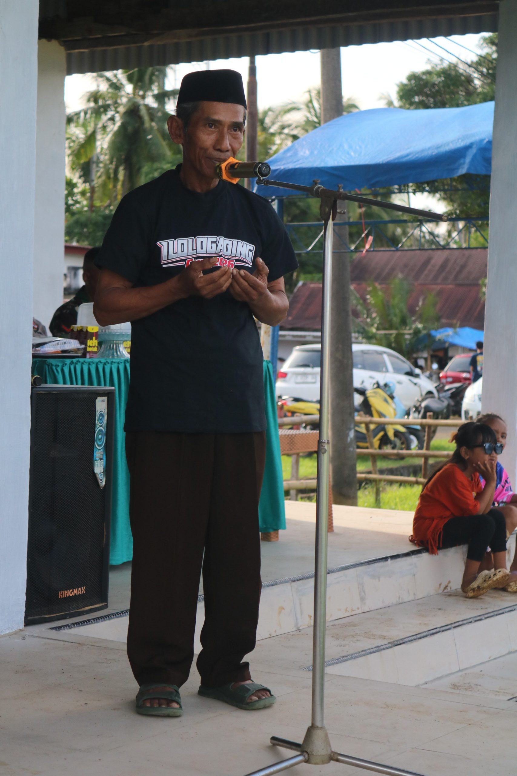 Ketgam: Pembacaan doa pada pembukaan Turnamen Ilologading Cup 2026 di Lapangan Ilologading, Desa Bune, Kecamatan Libureng, Jumat (15/5/2026). (Dok. ENews)