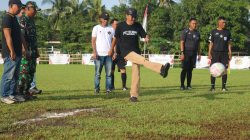 Ketgam: Camat Libureng Andi Syarifuddin S.Sos., M.Si tendangan bola pertama sebagai simbol turnamen Ilologading Cup 2026 resmi dibuka. (Dok. ENews)