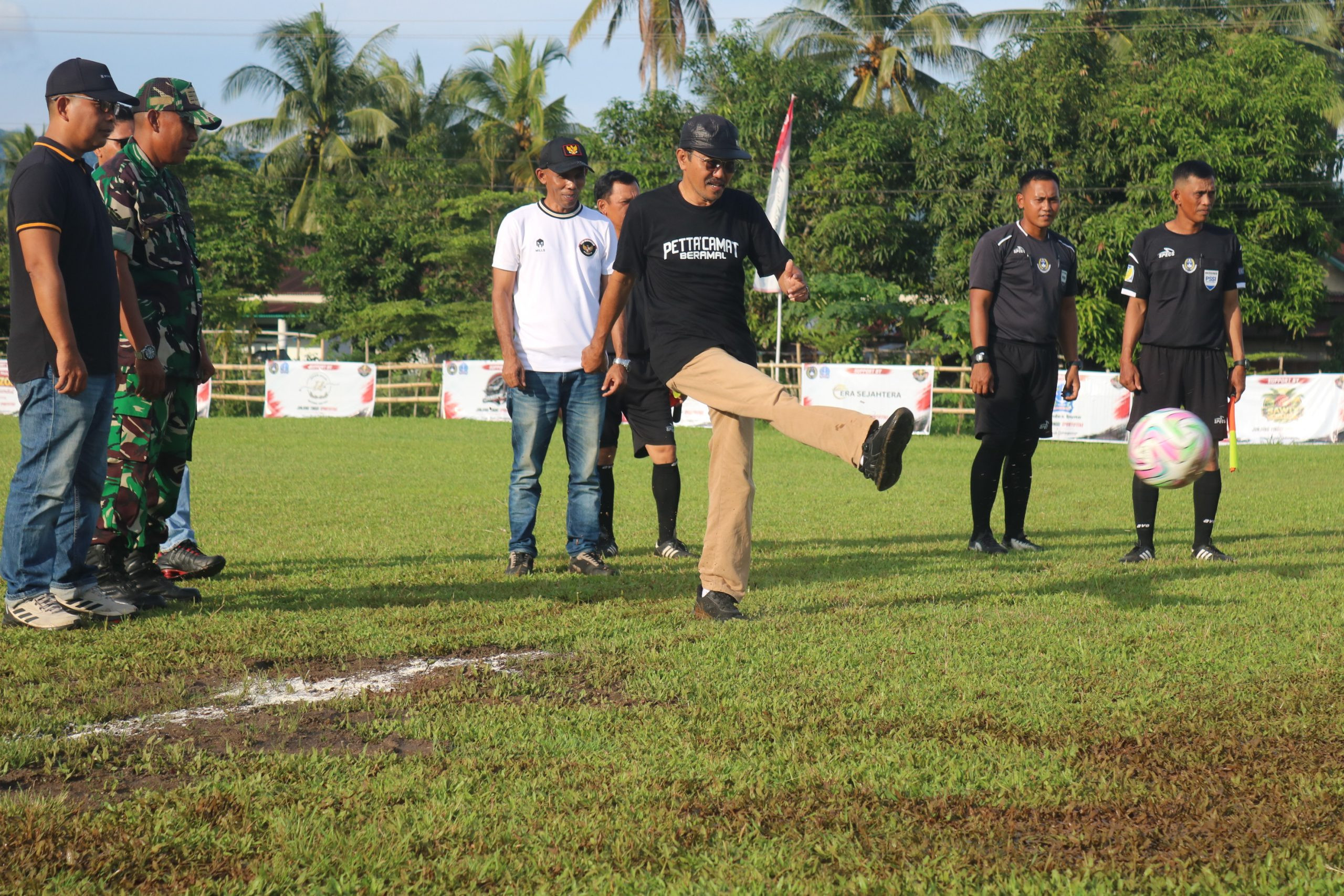 Ketgam: Camat Libureng Andi Syarifuddin S.Sos., M.Si tendangan bola pertama sebagai simbol turnamen Ilologading Cup 2026 resmi dibuka. (Dok. ENews)