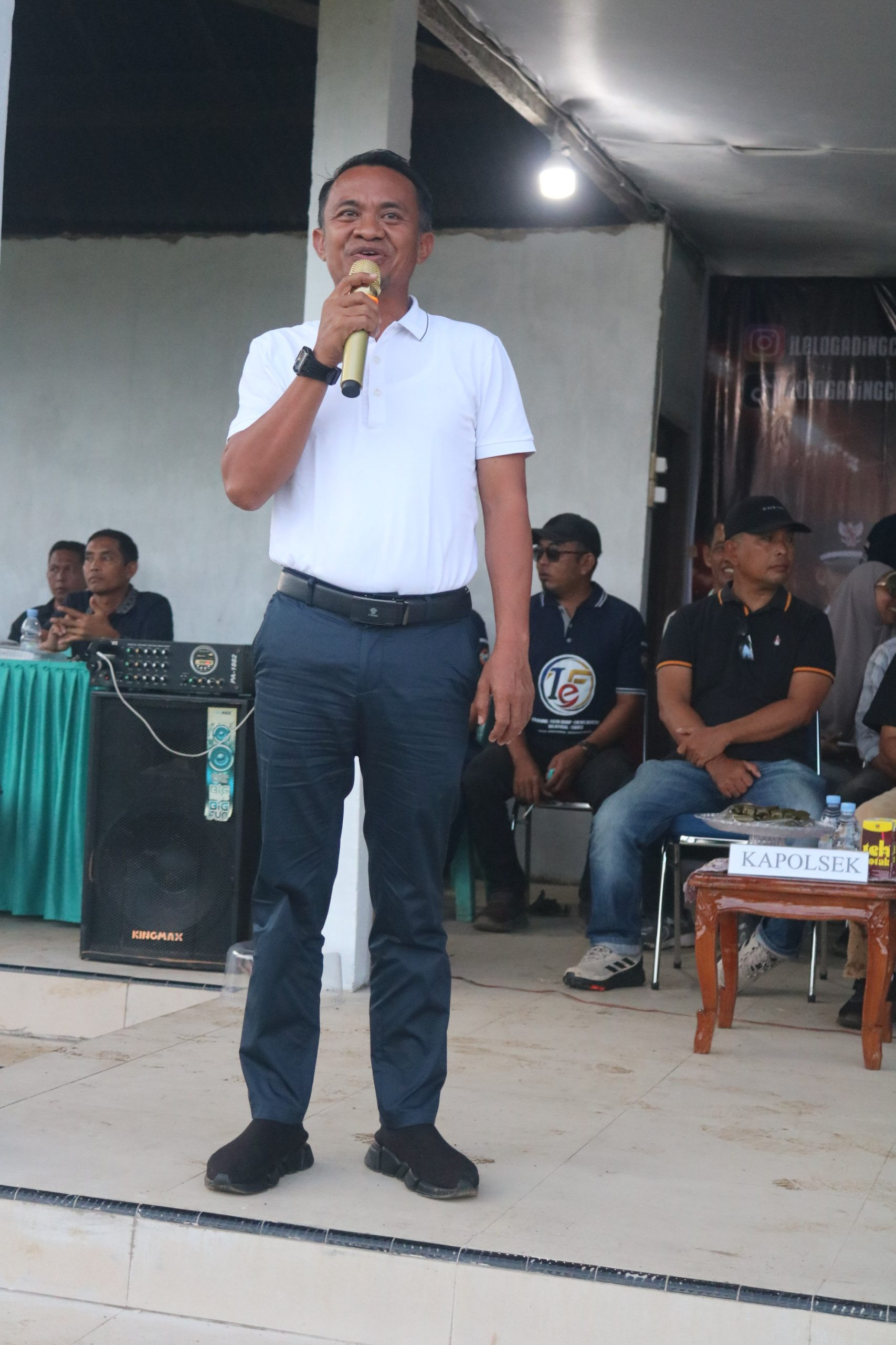 Ketgam: Bupati Bone Andi Asman Sulaiman saat menyampaikan sambutannya pada kegiatan pembukaan Ilologadibg Cup 2026 di Desa Bune, Jumat (15/5). Dalam kesempatan itu, Bupati Bone juga menyampaikan permohonan maaf kepada masyarakat karena terlambat menghadiri pembukaan turnamen akibat agenda penting lainnya yang harus diselesaikan terlebih dahulu. (Dok. ENews)