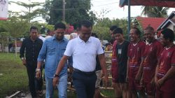 Ketgam: Bupati Bone Andi Asman Sulaiman bersama rombongan saat tiba di lokasi pembukaan kegiatan Ilologading Cup 2026 di Desa Bune Kecamatan Libureng, Kamis (15/5). Kedatangannya disambut meriah para warga setempat. (Dok. ENews)