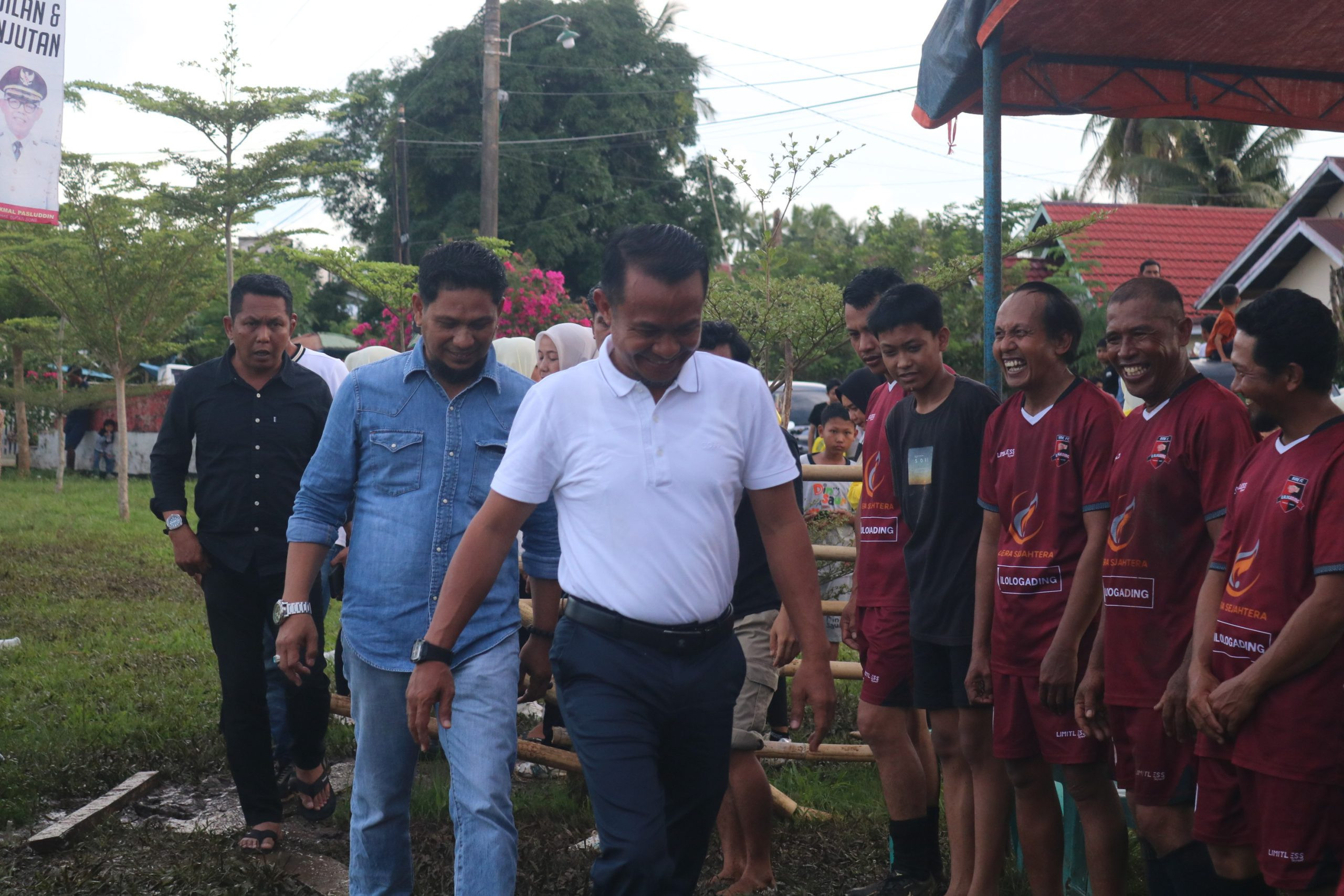 Ketgam: Bupati Bone Andi Asman Sulaiman bersama rombongan saat tiba di lokasi pembukaan kegiatan Ilologading Cup 2026 di Desa Bune Kecamatan Libureng, Kamis (15/5). Kedatangannya disambut meriah para warga setempat. (Dok. ENews)