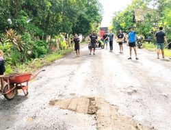 Pemuda Belawae Gotong Royong Tambal Jalan Berlubang di Poros Bone–Sinjai