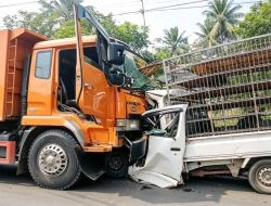 Pick Up Pengangkut Ayam Diduga Ugal-ugalan, Tabrak Dua Kendaraan di Bone