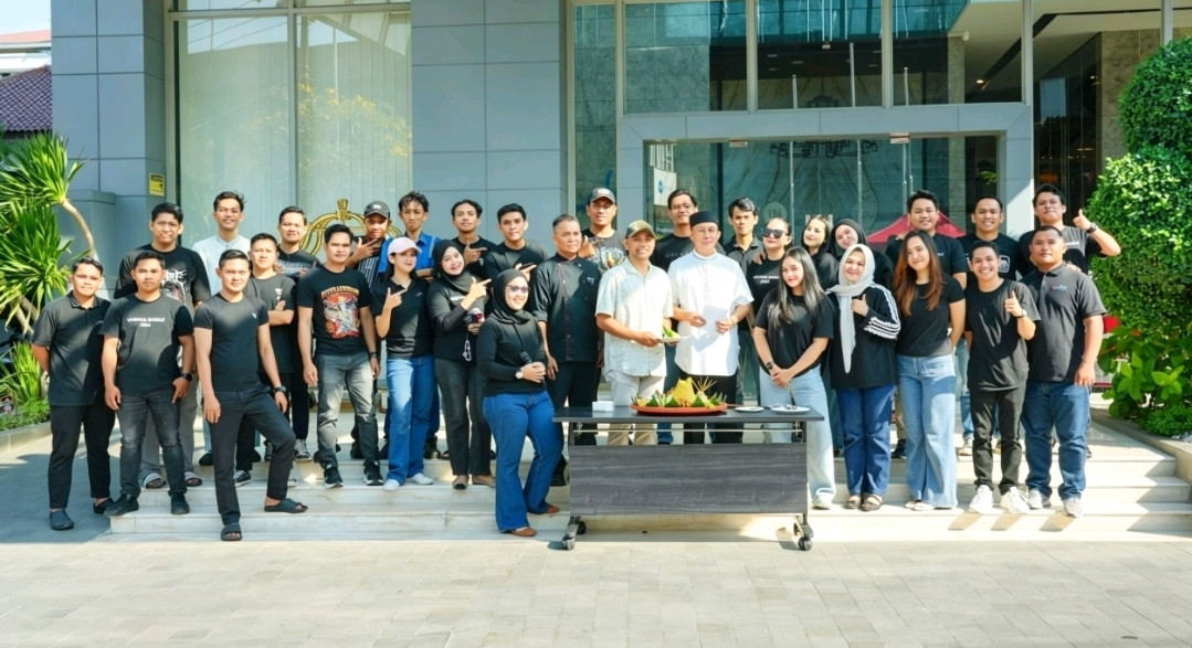 Ketgam: Manajemen dan karyawan Vasaka Hotel Makassar berfoto bersama usai pelaksanaan program CSR “Berkurban untuk Keberkahan Bersama” dalam rangka Hari Raya Idul Adha 1447 H, sebagai bentuk kepedulian sosial kepada masyarakat sekitar, mitra kerja, dan warga yang membutuhkan, Minggu (31/5/2026). (Ist)