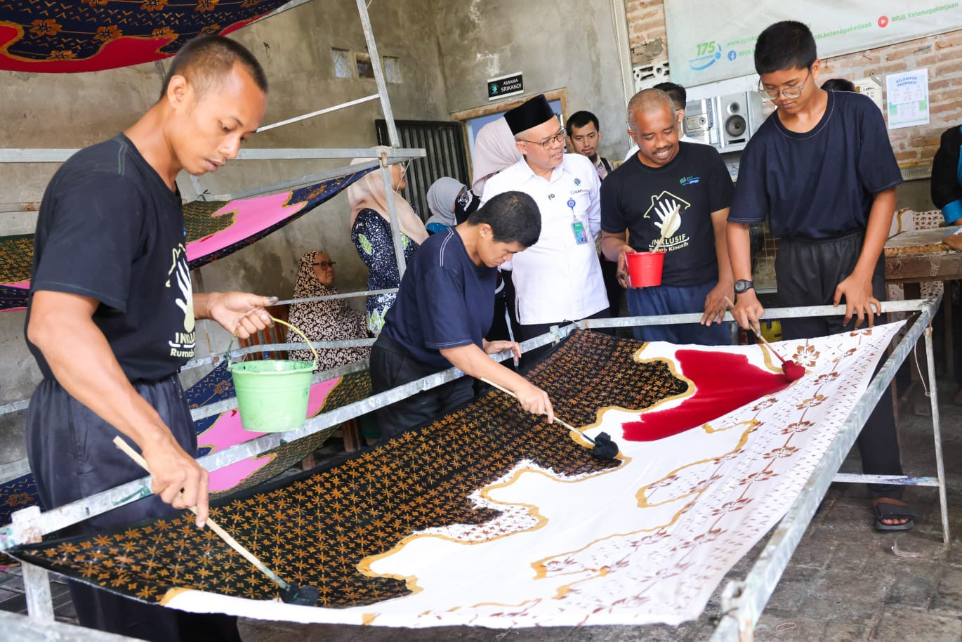 Sekretaris Jenderal Kementerian Ketenagakerjaan, Cris Kuntadi, didampingi Staf Khusus Menteri Ketenagakerjaan Firmanuddin meninjau aktivitas tenaga kerja penyandang disabilitas saat membatik di Rumah Batik Kinarsih, Blitar, Jawa Timur, Jumat (8/5/2026)