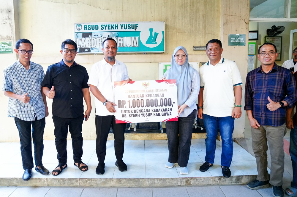 Ketgam: Gubernur Sulsel Andi Sudirman Sulaiman menyerahkan bantuan Rp 1 miliar secara simbolis kepada Bupati Gowa Husniah Talenreng pasca kebakaran RSUD Syekh Yusuf. (Ist)