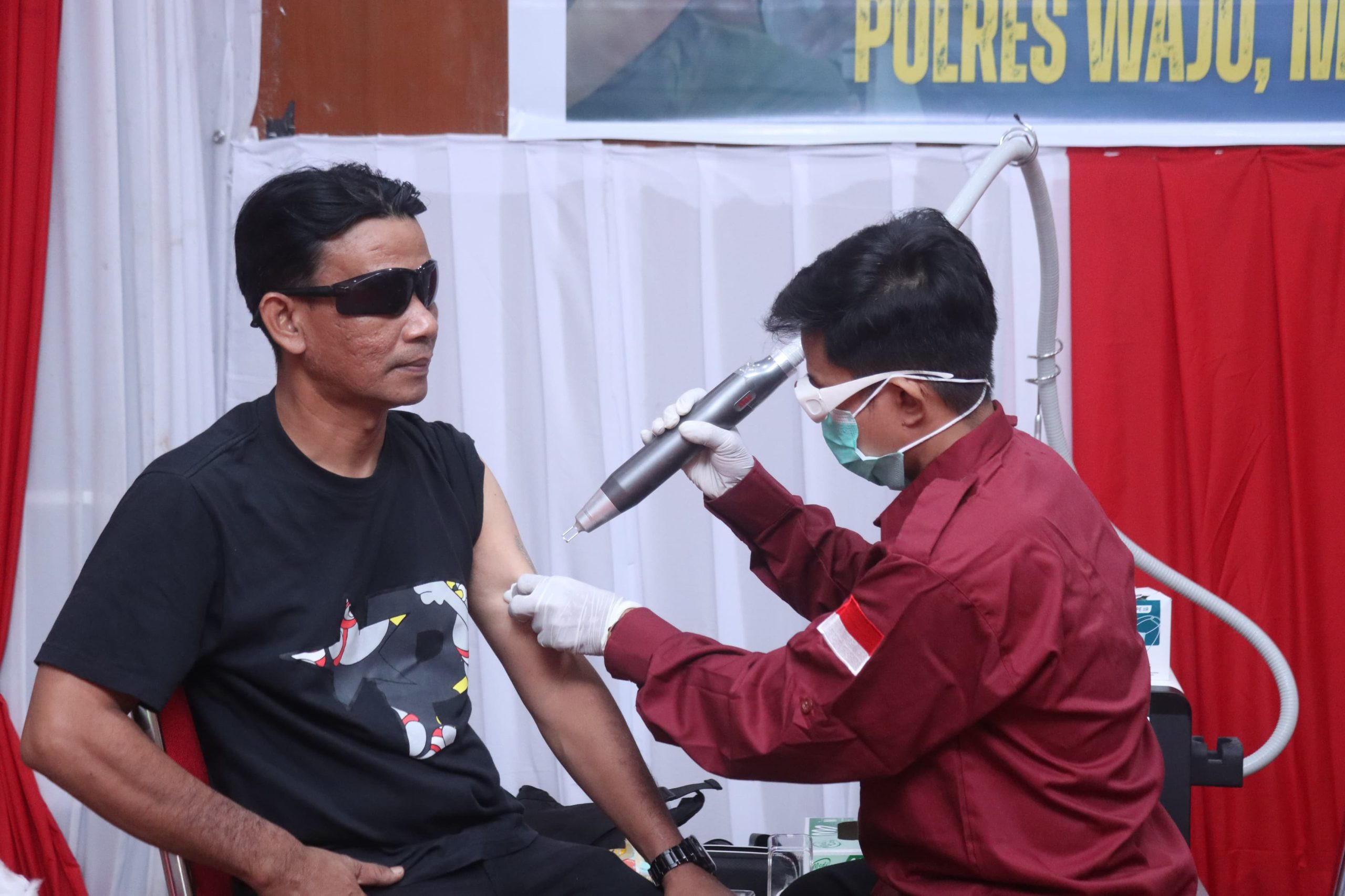 Ketgam: Peserta mengikuti program Hapus Tato Gratis yang digelar Polres Wajo bekerja sama dengan komunitas Mahtan di Aula Sandi Mapolres Wajo, Senin (1/6/2026).