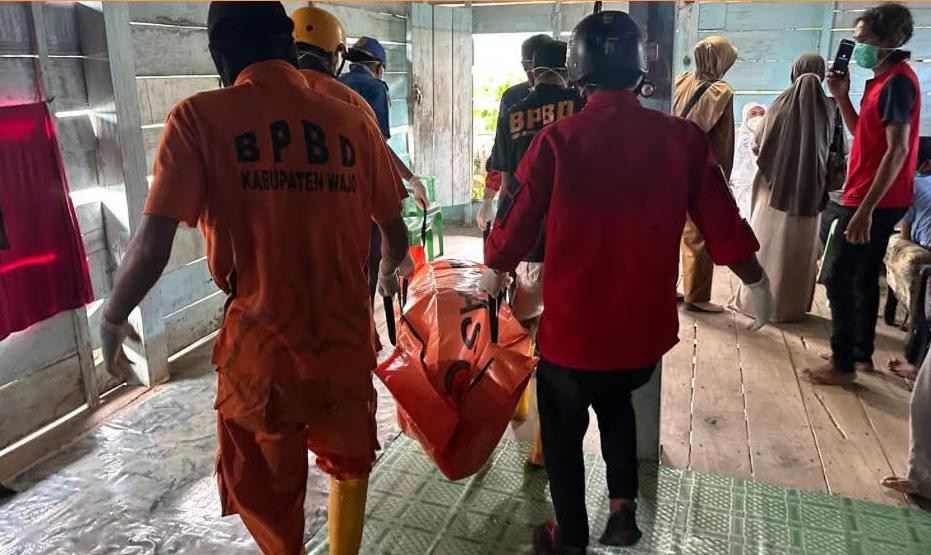 Ketgam: BPBD Wajo mengevakuasi jasad lansia yang ditemukan meninggal di dalam rumahnya di Kelurahan Salomenraleng, Kecamatan Tempe, Senin (1/6/2026). (A. Ikbal)