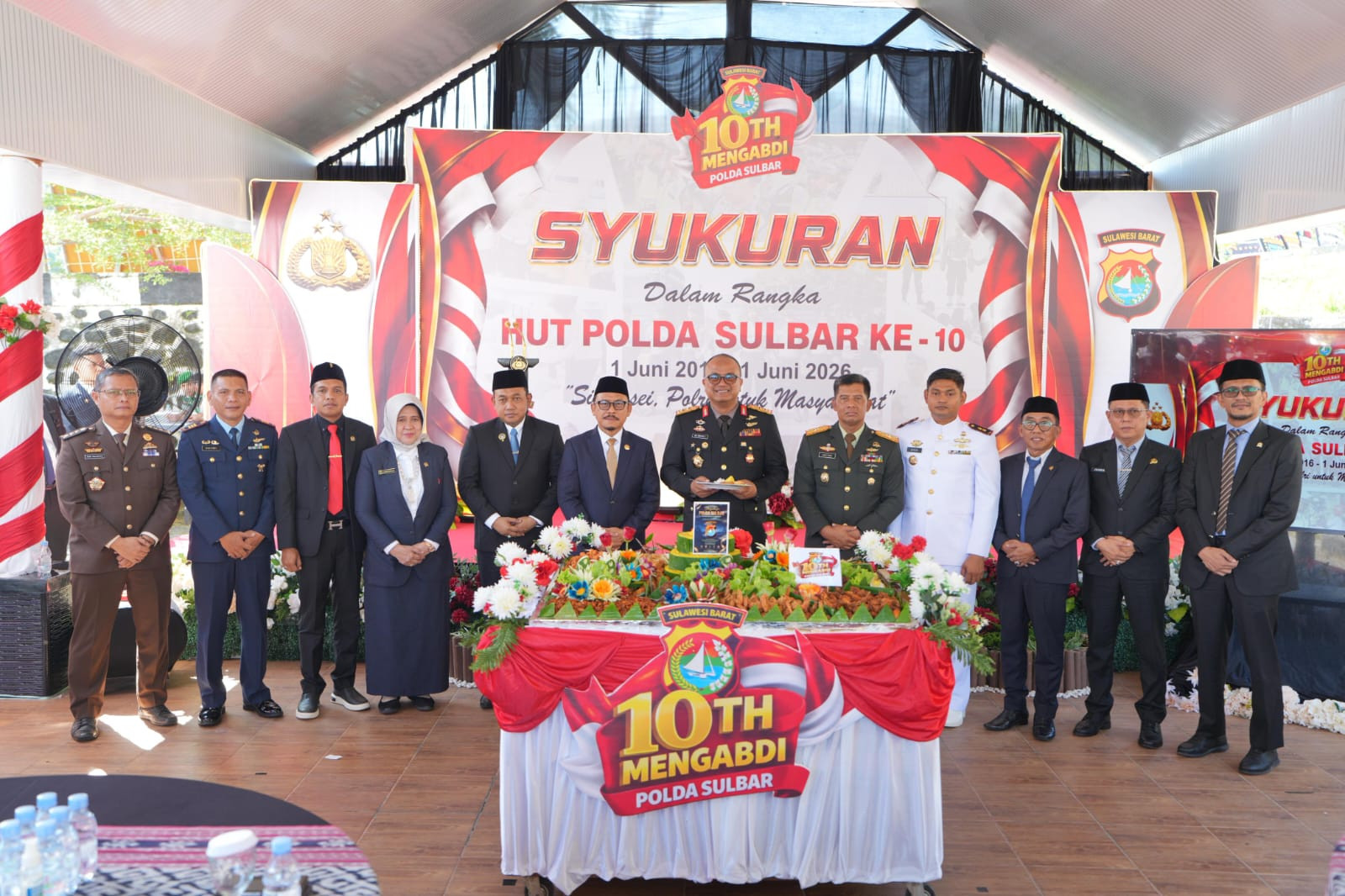 Foto: Gubernur Sulbar, Suhardi Duka bersama forum komunikasi pimpinan daerah (Forkopimda) Sulbar pada HUT Polda Sulbar ke-10 tahun.