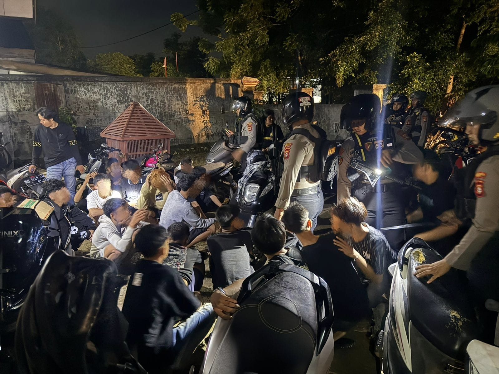 Ketgam: Personel Polres Bone mengamankan puluhan remaja yang diduga hendak terlibat perang kelompok di Jalan KH Sulaeman Lapawawoi, Minggu (31/5/2026) dini hari. Dalam operasi tersebut, polisi turut menyita sejumlah senjata tajam dan kendaraan bermotor. (Foto: Humas Polres Bone)