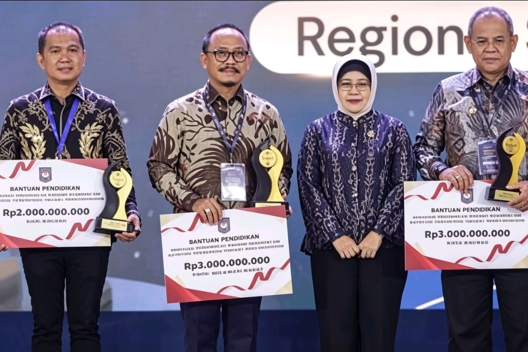Ketgam: Gubernur Sulawesi Barat Suhardi Duka (pakai kacamata) menerima penghargaan tingkat regional Sulawesi atas capaian terbaik dalam upaya penurunan angka pengangguran, sebagai bentuk apresiasi terhadap kinerja dan inovasi di sektor ketenagakerjaan. (HW)