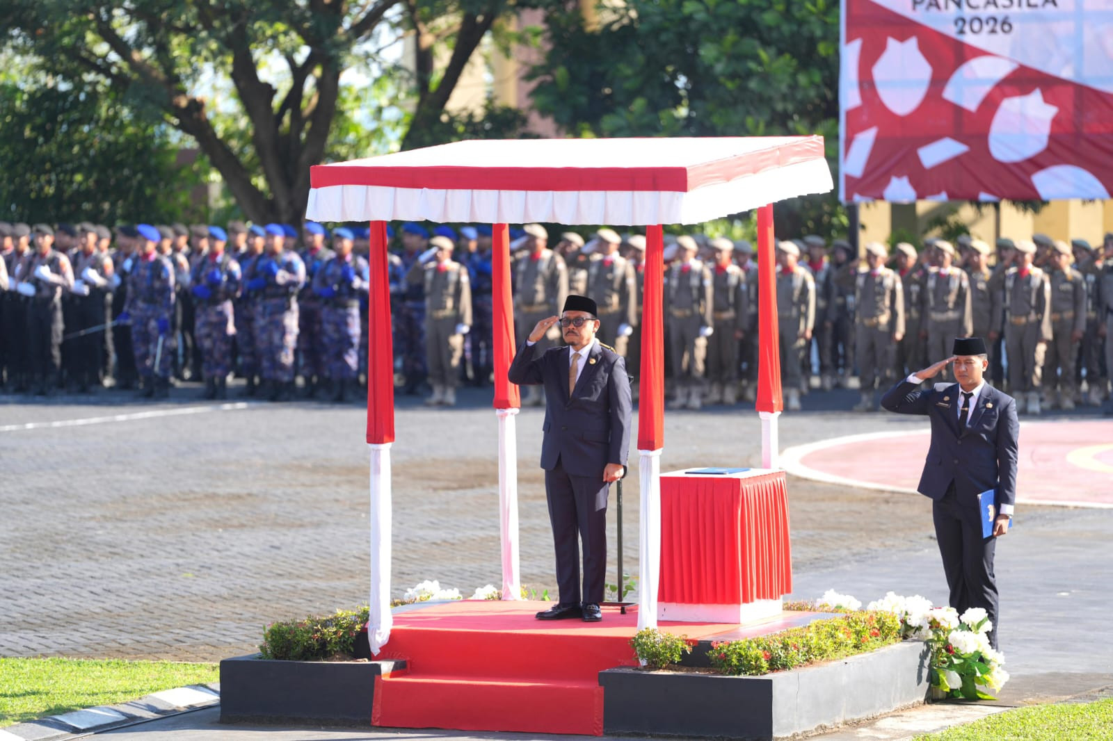Foto: Gubernur Sulbar, Suhardi Duka saat memimpin upacara peringatan Hari Lahir Pancasila di Lapangan Mapolda Sulbar, Senin (1/6/2026). (*)