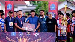 Foto: Anggota DPRD Bone H. Muslimin (tengah) berpose bersama panitia dan juara turnamen Ilologading Cup 2026. (Dok. Idhil)