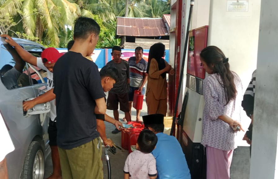 Ketgam: Sejumlah warga melakukan pengisian BBM menggunakan jeriken di SPBU Kecamatan Tammerodo Sendana, Kabupaten Majene, Kamis (4/6/2026). Aktivitas tersebut dikeluhkan pengendara karena diduga memicu antrean panjang kendaraan di area SPBU. (Foto: Enewsindonesia.com)