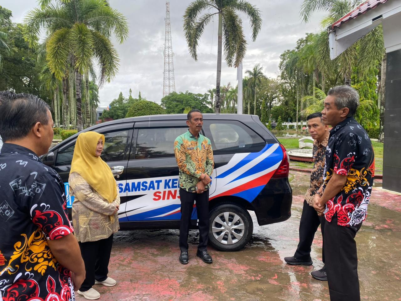 Ketgam: Bupati Sinjai Hj Ratnawati Arif saat menyerah Mobil Operasional ke Samsat Sinjai. (Dok. Anto)