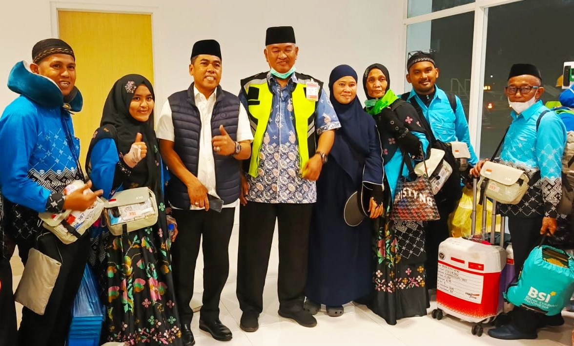 Foto: Bupati Wajo (rompi hitam) berpose bersama jamaah haji asal Kabupaten Wajo di Bandara Sultan Hasanuddin. (Dok. Ikbal)