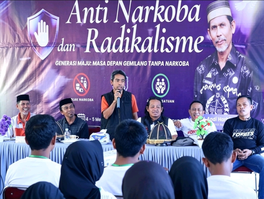 Ketgam: Ketua Forbes Anti Narkoba Bone, Andi Singkeru Rukka, menyampaikan materi tentang bahaya penyalahgunaan narkoba di hadapan pelajar SMAN 5 Bone pada kegiatan sosialisasi anti narkoba yang digelar di Desa Patangkai, Kecamatan Lappariaja, Kabupaten Bone, Jumat (5/6/2026). (Dok. ENews)