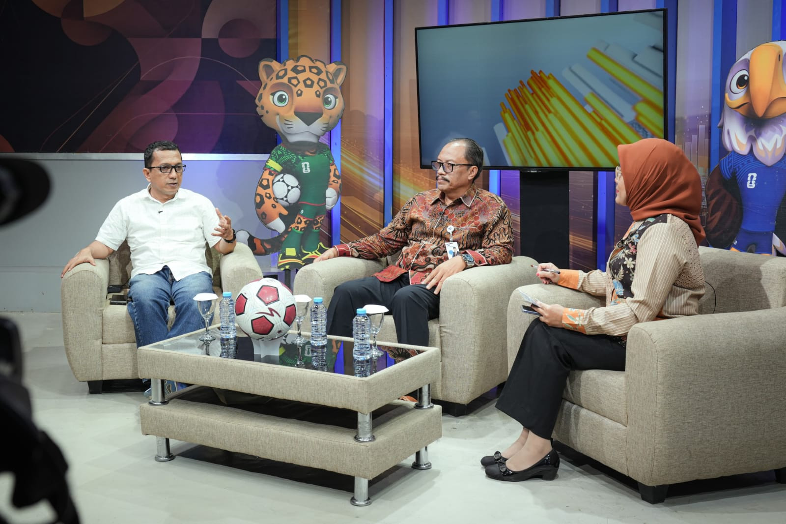 Foto: Kepala Dinas Kominfo SS Sulbar, Ridwan Djafar bersama Kepala Stasiun TVRI Sulbar Mahyar Jamal saat Bincang Malaqbi yang disiarkan di Studio TVRI Sulbar.