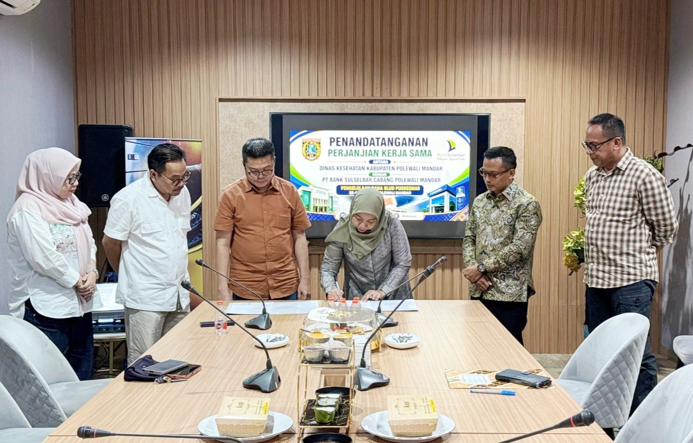 Ketgam: Foto: Penandatanganan Kerjasama Pemkab Polman dengan PT Bank Sulselbar yang dihadiri Kepala Dinas Kesehatan Polewali Mandar bersama Pimpinan Cabang PT Bank Sulselbar Polewali Mandar. Disaksikan langsung oleh Bupati Polewali Mandar H. Samsul Mahmud, Sekretaris Daerah Nursaid Mustafa, Direktur Pemasaran dan Syariah PT Bank Sulselbar Dirhamsyah Kadir, serta Pemimpin Divisi Dana dan Jasa PT Bank Sulselbar Yuliarni Arifuddin. (Dok. HW)